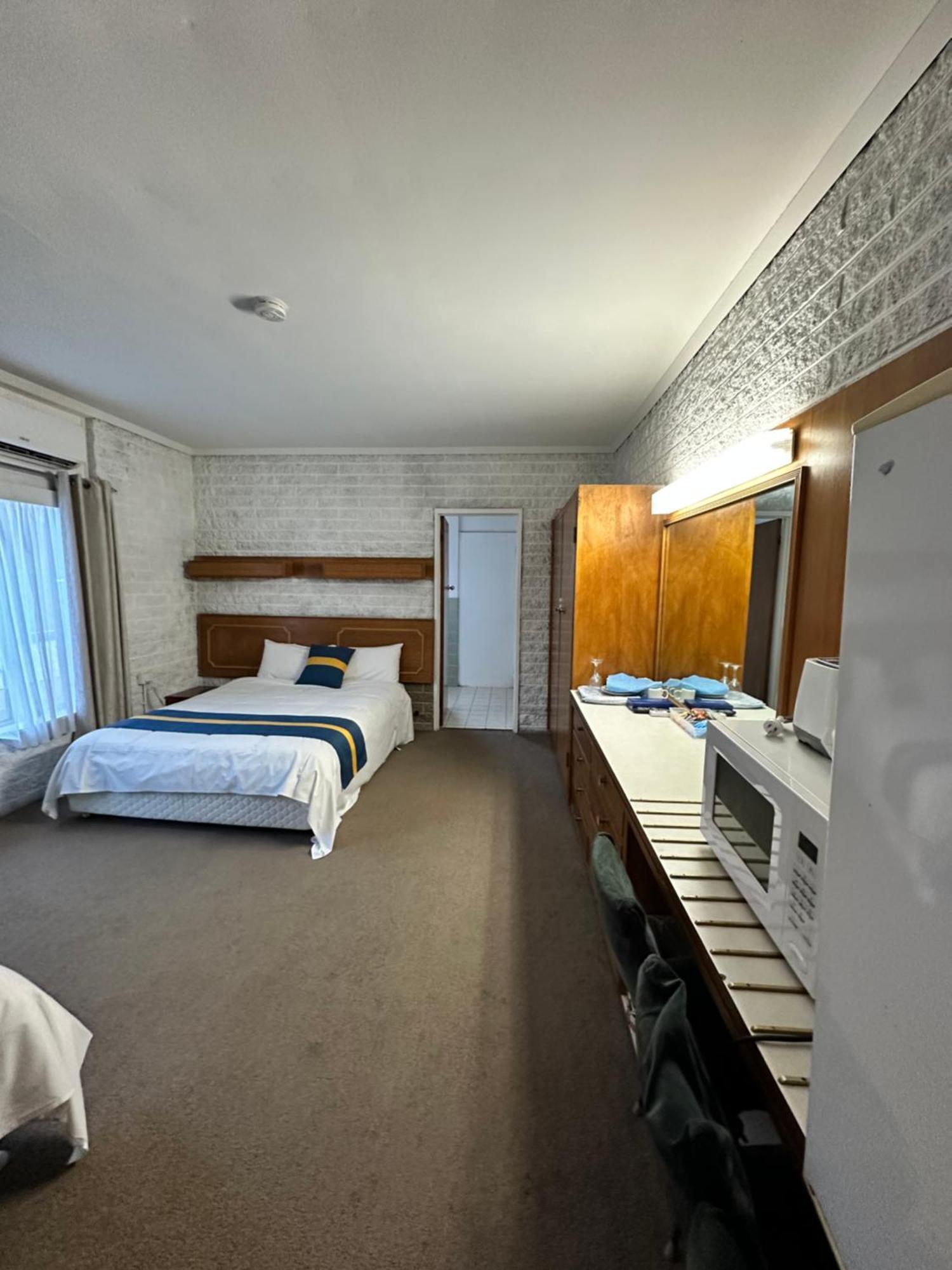 The Shamrock Hotel Balranald Εξωτερικό φωτογραφία